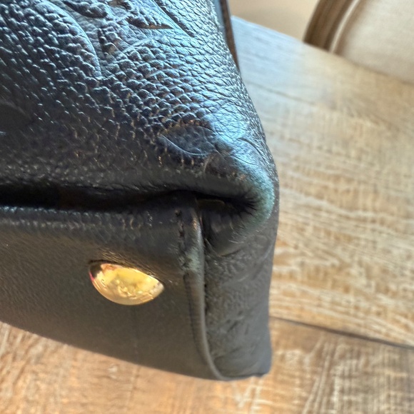 Louis Vuitton V Tote - Picture 10 of 11